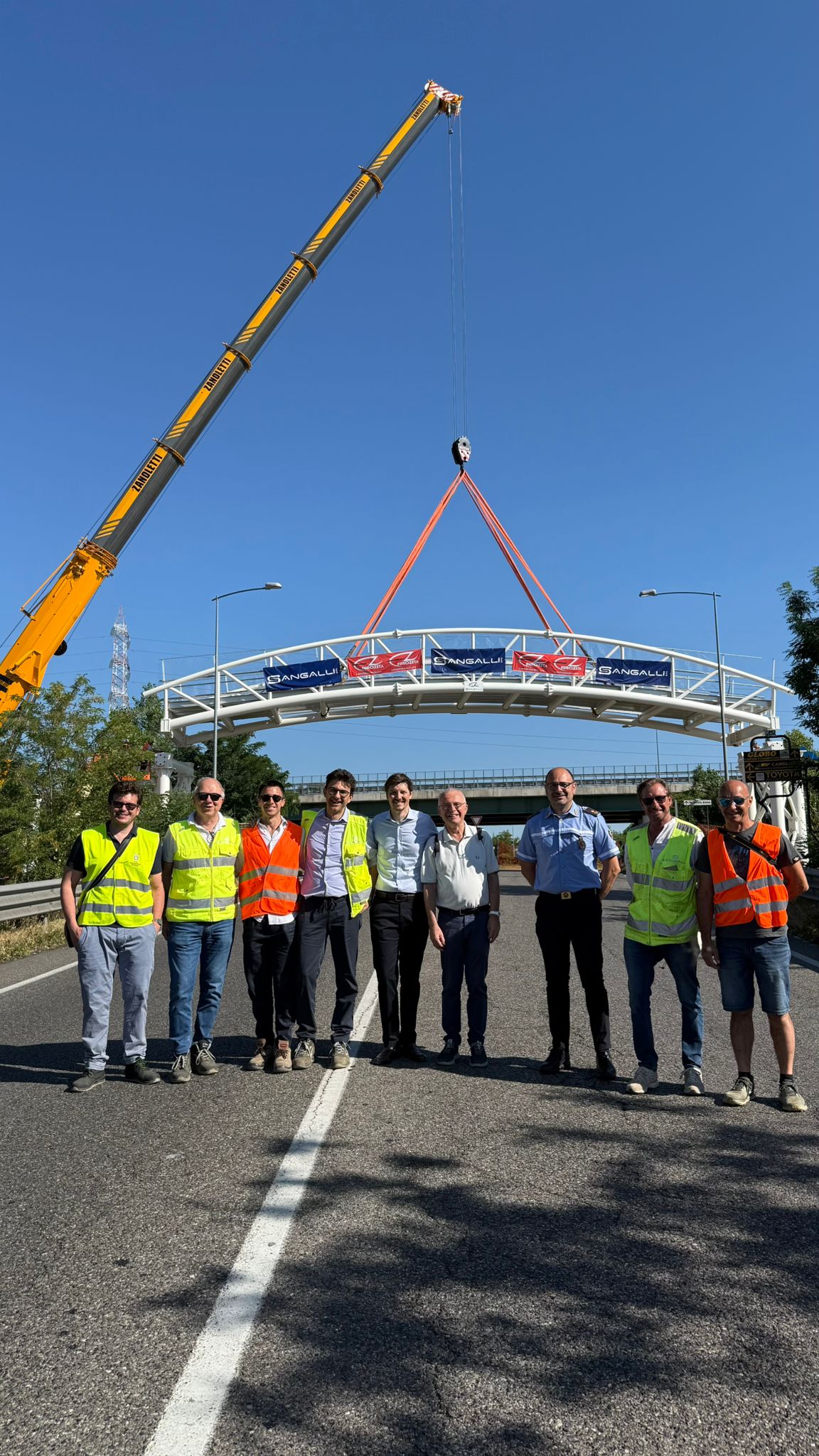 foto di gruppo posa passerella ciclabile a Melzo