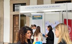 Spiegazione pieghevole allo stand Statale